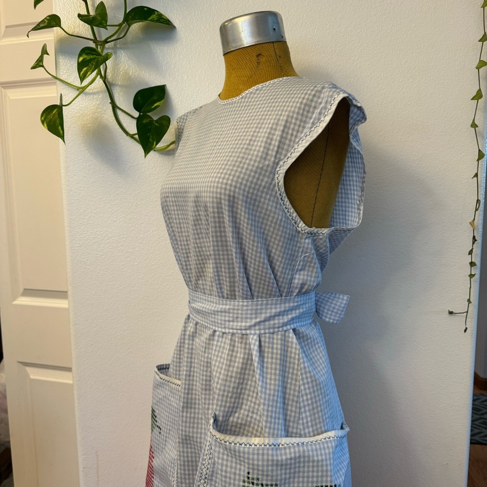Vintage Gingham Apron with Apple Embroidery - Picture 8 of 10